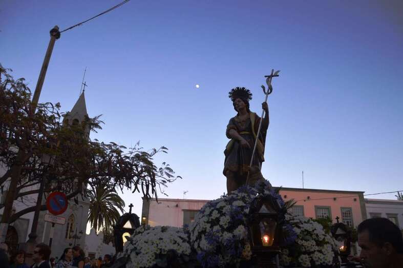 Momento de la procesión de esta noche por las calles del casco histórico (Foto TA)